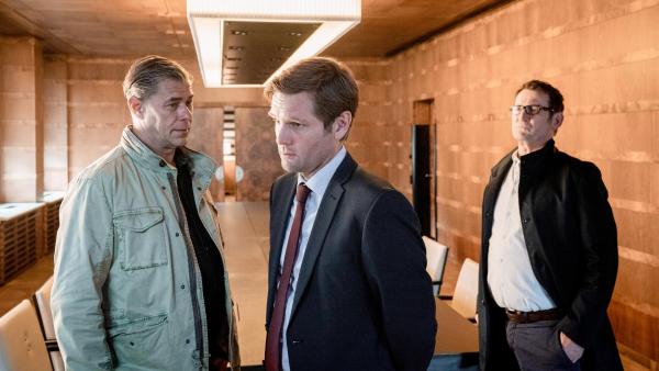 Bild 1 von 18: Im Bild: Der Anwalt Simon Friese (Kai Ivo Baulitz, M.) gibt vor Finn (Sven Martinek, l.) und Lars (Ingo Naujoks, r.) zu, eine kurze Beziehung mit dem getöteten Mädchen geführt zu haben, versichert jedoch, ihr nichts getan zu haben.