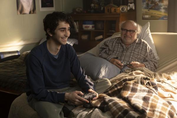 Bild 1 von 11: Spencer (Alex Wolff, l.); Eddie (Danny DeVito, r.)