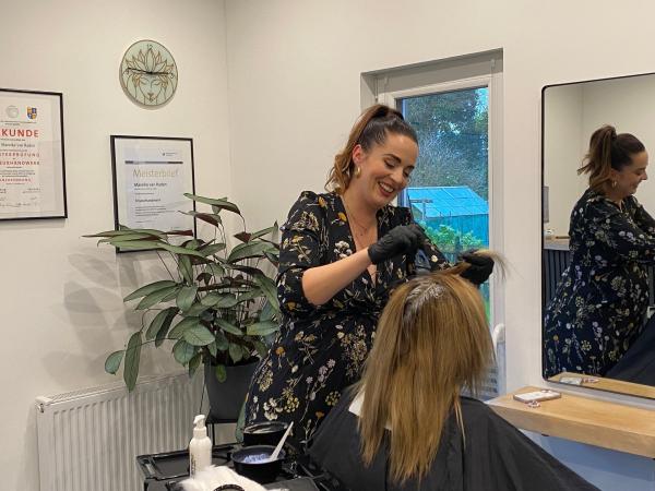 Bild 1 von 7: Der Insel treu geblieben: Friseurin Mareike wurde auf Borkum geboren.