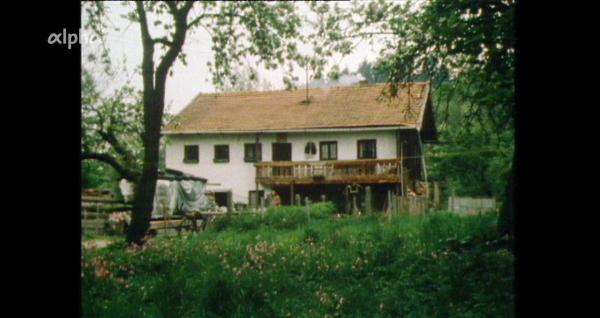 Bild 1 von 4: 1980: In einem alten Bauernhaus in Niederbayern hat sich eine Wohngemeinschaft aus mehreren Männern und Frauen zusammengefunden, die dort als Selbstversorger leben.