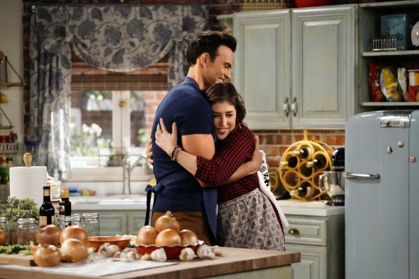 Bild 1 von 16: Max (Cheyenne Jackson, l.); Kat (Mayim Bialik, r.)