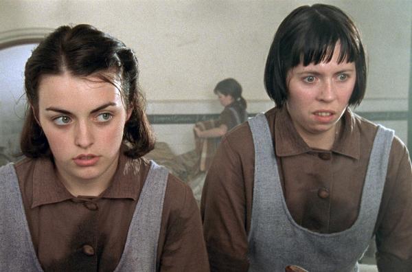 Bild 1 von 6: Bernadette (Nora-Jane Noone, li.) und Crispina (Eileen Walsh, re.) arbeiten in der Wäscherei des Klosters.