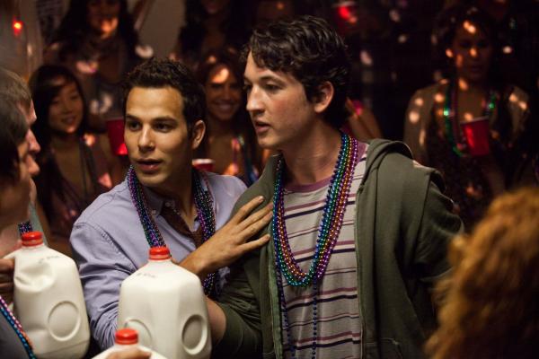 Bild 1 von 7: Jeff, ein ambitionierter Medizinstudent, steht kurz vor der wichtigsten Prüfung seiner Uni-Laufbahn, als seine ehemals besten Freunde aus Highschool-Zeiten Casey (Skylar Astin, l.) und Miller (Miles Teller, r.) vor der Tür stehen und seinen 21. Geburtstag feiern wollen. Auf ein einziges Bier ziehen sie gemeinsam los - und mitten ins Chaos ...