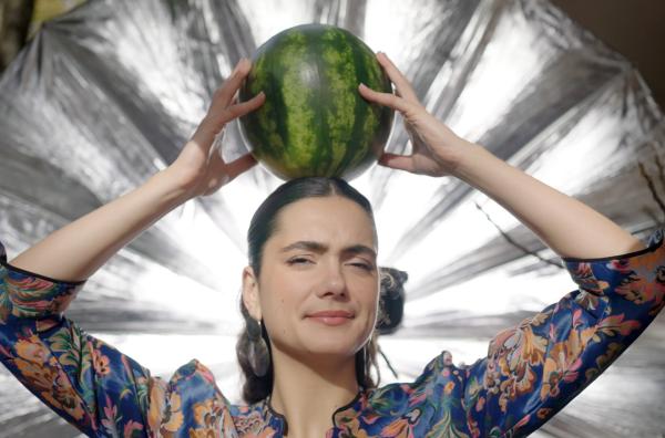 Bild 1 von 3: Kultfrüchte: Köchin Lucie Fischer-Chapalain trägt eine Melone auf dem Kopf und spielt damit auf den legendären Film \