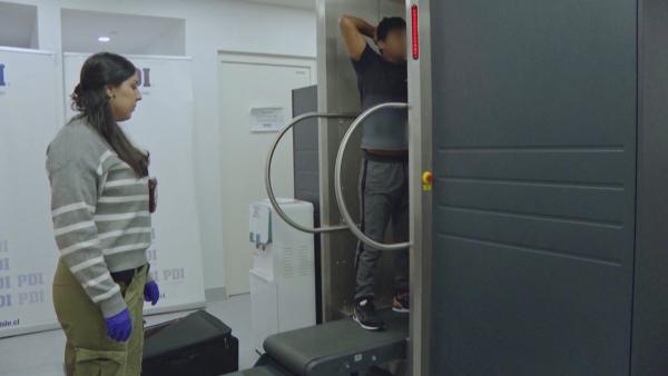 Bild 1 von 2: Ein mutmaßlicher Schmuggler wird durchleuchtet - die Spezialscanner der Antidrogenbrigade sollen klären, ob er Drogen im Körper transportiert.