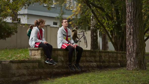 Bild 1 von 5: Nach der Meisterschaft braucht Viktor (Fridolin Sommerfeld) einen Ratschlag. Gut, dass Cäcilia (Carlotta Weide) immer ein Ohr für ihn hat.