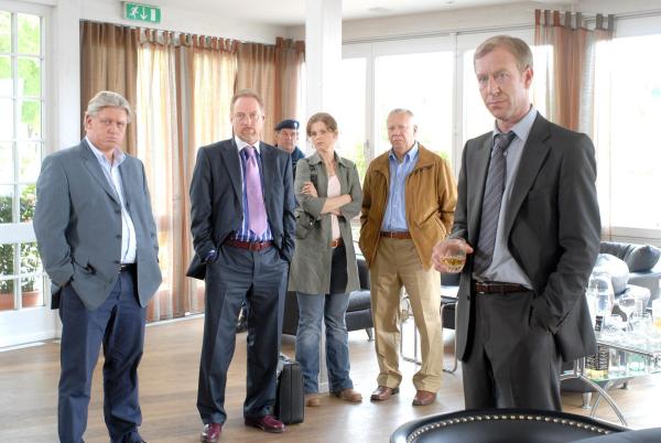 Bild 1 von 18: Im Bild (v.li.): Arved Birnbaum (Bernhard Nissl), André Pohl (Thomas Wagenbach), Brigitte Jaufenthaler (Brigitte Wegmann), Peter Lerchbaumer (Joahnnes Gerber), Oliver Stritzel (Gerd Schneider).