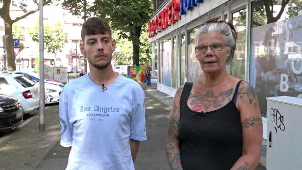Bild 1 von 1: Beate und ihr Sohn Pascal haben einen Termin im Jobcenter