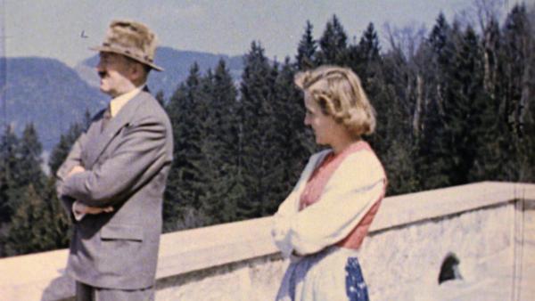 Bild 1 von 2: Adolf Hitler und Eva Braun auf dem Berghof.