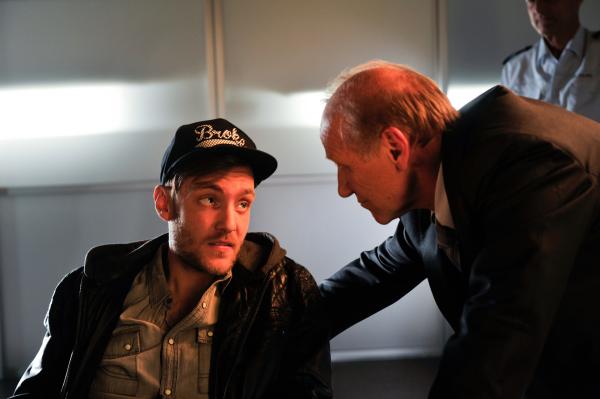 Bild 1 von 11: Michael Kaiser (Karl Kranzkowski, r.) beißt bei Miro Hauser (Orlando Klaus) auf Granit. Mit der Messerattacke auf Selma will er rein gar nichts zu tun gehabt haben.