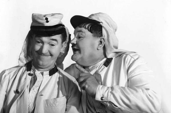 Bild 1 von 5: Gänzlich fehl am Platz: Als Soldaten bei der Fremdenlegion erweisen sich Stan (Stan Laurel, re.) und Ollie (Oliver Hardy, li.) als schrecklich tollpatschig.