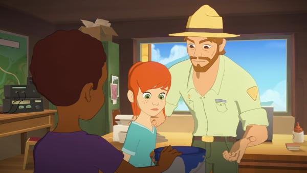 Bild 1 von 2: Zoé (M.) glaubt, dass die in die Natur gelangte blaue Farbe die Tiere krank gemacht hat. Harvey (l.) und Graham (r.) wollen das erst mal überprüfen.