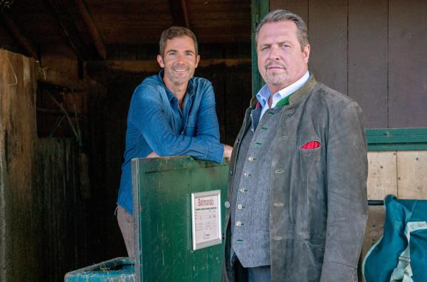 Bild 1 von 4: August Flaucher (René Oltmanns, links) berichtet Beissl (Andreas Giebel, rechts), von Problemen unter den Gantinger-Frauen.