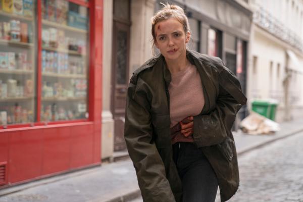 Bild 1 von 3: Selbst mit einer Stichwunde im Bauch schafft es Villanelle (Jodie Comer) von ihrer Wohnung auf die Straße. Doch nun läuft ihr die Zeit davon.