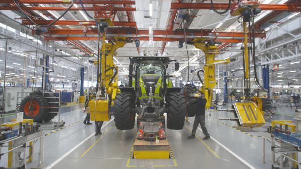 Bild 1 von 3: Das Traktorenwerk, welches der deutsche Landmaschinenhersteller in Le Mans betreibt, wurde im Jahr 2003 von Renault Agriculture übernommen.