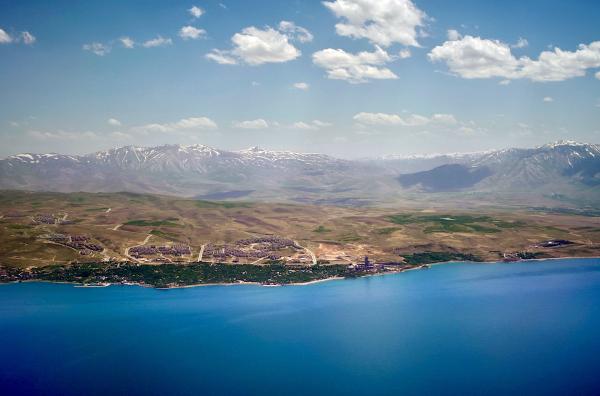 Bild 1 von 4: Im östlichsten Teil der Türkei, an der Grenze zum Iran, liegt der größte Sodasee der Welt: der Vansee.