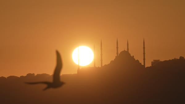 Bild 1 von 5: Istanbul ist laut, chaotisch, und viel zu klein für seine knapp 20 Millionen Bewohner. ZDF-Korrespondentin Phoebe Gaa nimmt die Zuschauenden mit in die Dämmerung des Abends und endet früh morgens, wenn die meisten Menschen ausgeschlafen zur Arbeit gehen. Nachts zeigen sich die großen Veränderungen, die die Megacity gerade durchmacht: die Wirtschaftskrise schlägt den Menschen aufs Gemüt, die Armut steigt stetig und die Partyszene spürt die politisch verordnete Islamisierung deutlich. Der Film begleitet Menschen, die ihr Glück trotzdem in der Stadt suchen, die sie lieben und deren einstige Weltoffenheit sie bewahren wollen.