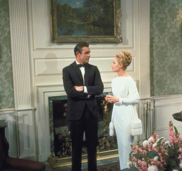 Bild 1 von 5: Als Mark (Sean Connery, l.) die Kleptomanin Marnie (Tippi Hedren, r.) auf frischer Tat ertappt, nutzt er ihre Notlage skrupellos aus und zwingt sie, ihn zu heiraten ...