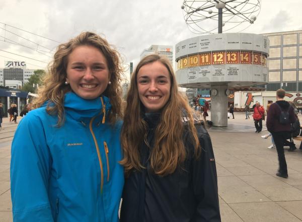 Bild 1 von 5: Nelly und Peggy sind Schwestern, nach der Wende in Zwickau geboren und aufgewachsen. Sie sind beide gehörlos wie ihre Eltern und sprechen mit ihnen Gebärdensprache, ihre Muttersprache. Alles ganz selbstverständlich. Heute.