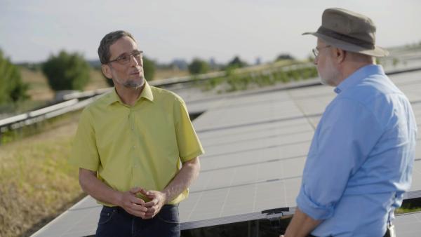 Bild 1 von 8: Harald Lesch (r.) im Gespräch mit Prof. Volker Quaschning (l.), Hochschule für Technik und Wissenschaft Berlin, Professor für Regenerative Energiesysteme im Solarpark Berlin zum Thema Batteriespeicher und Klimaschutz .