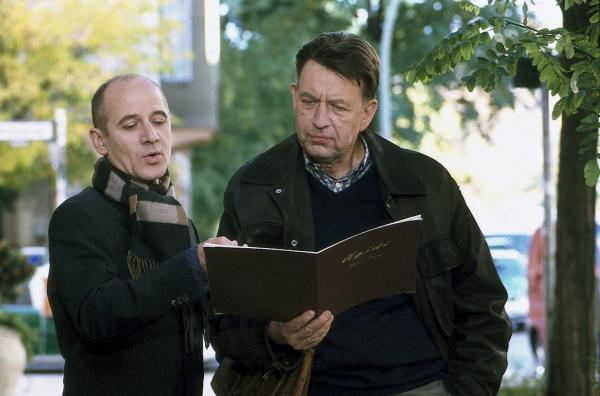 Bild 1 von 10: Dr. Robert Kolmaar (Ulrich Mühe, l.) und Kommissar Hoffer (Jörg Gudzuhn, r.) studieren erfreut die Weinkarte des Feinschmeckerlokals.