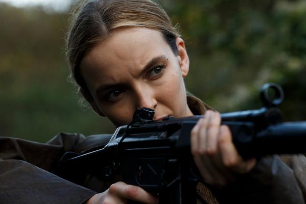 Bild 1 von 3: Ihr nächster Auftrag verschlägt Villanelle (Jodie Comer) nach England. Doch dieses Mal arbeitet sie nicht allein.
