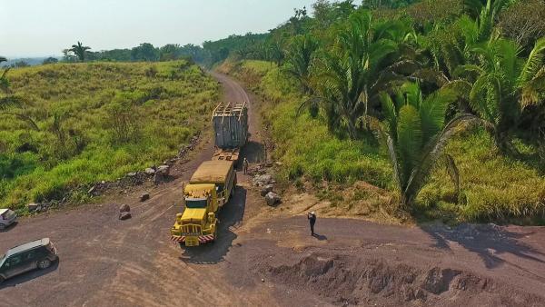 Bild 1 von 2: Nicht immer sind die Straßen, über die die Route des Schwertransports führt, befestigt oder zementiert.