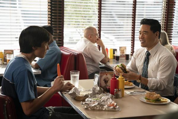 Bild 1 von 11: Emery Huang (Forrest Wheeler, l.); Louis Huang (Randall Park, r.)