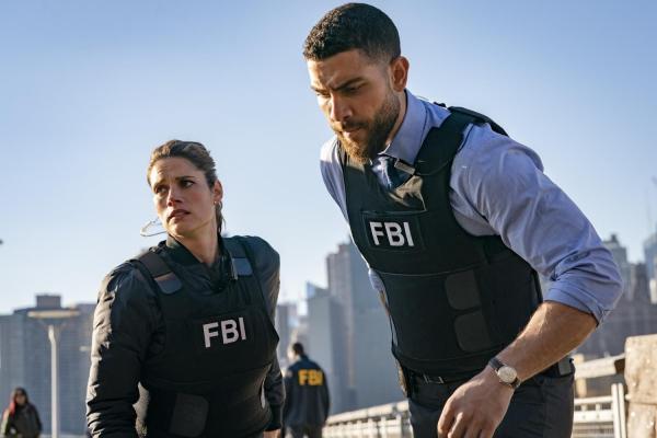 Bild 1 von 21: Maggie Bell (Missy Peregrym, l.); Omar Adom 'OA' Zidan (Zeeko Zaki, r.)
