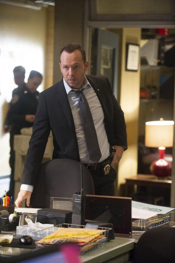 Bild 1 von 7: Als Danny (Donnie Wahlberg) sieht, wie Baez von einem Mann im Verhörraum mit einer Waffe bedroht wird, muss er schnell handeln ...