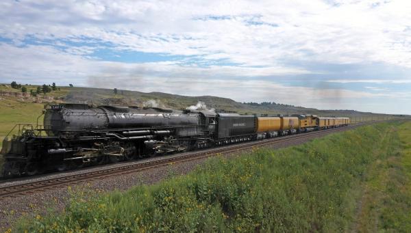 Bild 1 von 2: Big Boy 2019 fährt auf der Strecke der Transkontinental Railway.