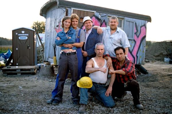 Bild 1 von 8: Was nicht passt, wird passend gemacht: (v.l.n.r.) Astrid (Alexandra Maria Lara), Philipp (Peter Thorwarth), Horst (Willi Thomczyk), Kalle (Ralf Richter), Werner Wiesenkamp (Dietmar Bär) und Kümmel (Hilmi Sözer) ...