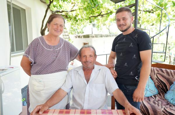 Bild 1 von 7: Vjollca (li.) und Bastri Limoj (Mi.) mit ihrem jüngsten Sohn Lucjano (re.): Ob er die Schafzucht der Familie weiterführt, ist fraglich.
