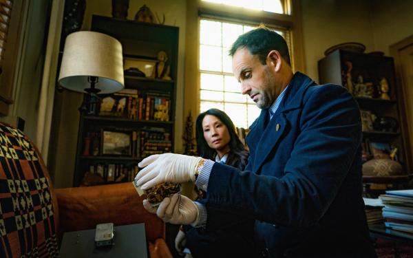 Bild 1 von 9: Ein Mordfall beschäftig Sherlock Holmes (Jonny Lee Miller, r.) und Joan Watson (Lucy Liu, l.) ...