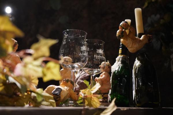 Bild 1 von 4: Echte fränkische Urgewächse bietet die Närrische Weinprobe aus dem Staatlichen Hofkeller der Residenz in Würzburg. Diese Weinverkostung der besonderen Art präsentieren Martin Rassau und Nicole Then, unterstützt von fränkischen Kabarettisten. Eine Produktion in Zusammenarbeit mit dem Fastnacht-Verband Franken e.V..