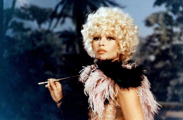 Bild 1 von 5: Die glamouröse Linda Laure (Brigitte Bardot) ist ein Star des Stummfilmkinos der 1920er Jahre.
