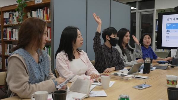 Bild 1 von 4: Südkorea hat die niedrigste Geburtenrate der Welt. Studentinnen untersuchen die Gründe für die \