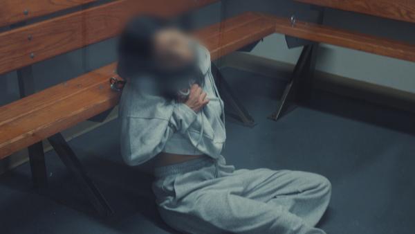 Bild 1 von 2: In Honolulu widersetzt sich eine Japanerin der Kontrolle.