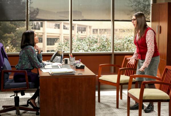 Bild 1 von 8: Janine Davis (Regina King, l.); Amy Farrah Fowler (Mayim Bialik, r.)
