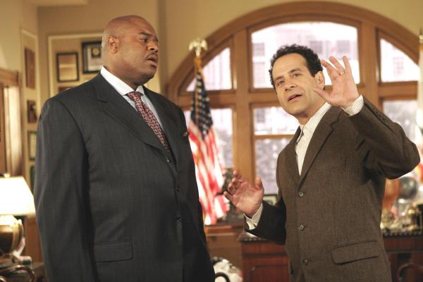 Bild 1 von 7: Im Bild (v.li.): Chi McBride (Mayor Ray Nicholson), Tony Shalhoub (Adrian Monk).