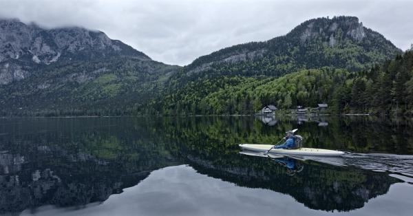 Bild 1 von 4: Andreas Mayer im Kajak am Altausseer See.