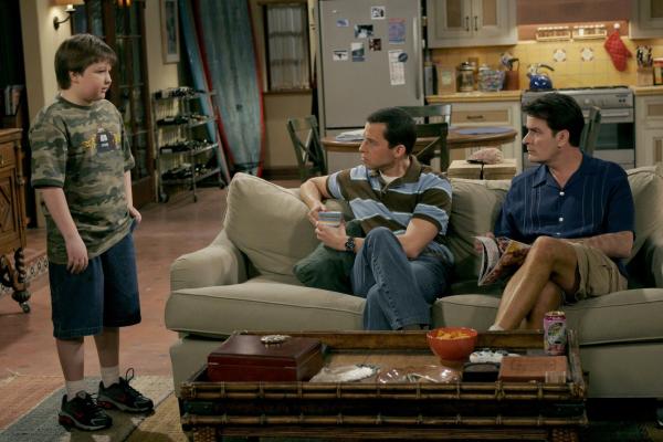 Bild 1 von 9: (v.l.n.r.) Jake Harper (Angus T. Jones); Alan Harper (Jon Cryer); Charlie Harper (Charlie Sheen)