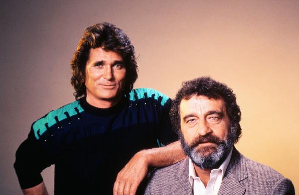 Bild 1 von 2: Der Engel Jonathan (Michael Landon, l.) ist in himmlischer Mission auf der Erde unterwegs. Unterstützt wird er von seinem Erdenfreund Mark (Victor French, r.).