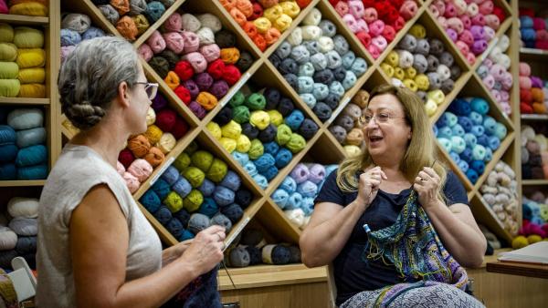 Bild 1 von 10: Im Bild:  Ein heimliches Hobby: Star Dirigentin Simone Young trifft sich mit Wendy Springett für gemeinsame Strick-Stunden. \