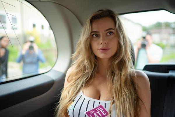 Bild 1 von 8: Chloe Ayling (Nadia Parkes) kehrt endlich nach Hause zurück.