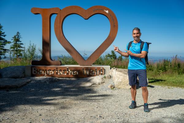 Bild 1 von 13: Marcus Fahn steht vor dem \