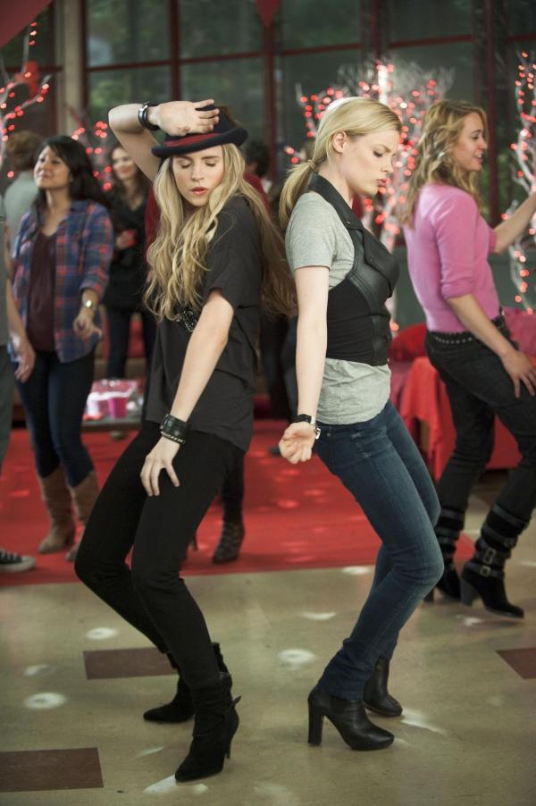 Bild 1 von 26: Sorgen für reichlich Gesprächsstoff beim Valentinstanz: Page (Brit Marling, l.) und Britta (Gillian Jacobs, r.) ...