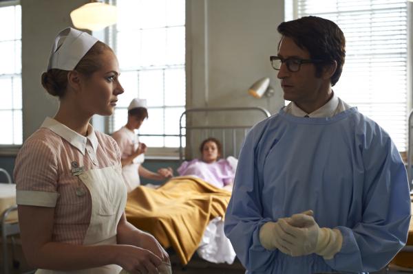 Bild 1 von 8: Joan Millar (Jessica Marais, l.); Dr. Patrick McNaughton (Jonathan LaPaglia, r.)