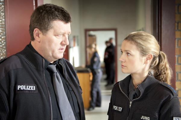 Bild 1 von 11: Hans glaubt Franzi nicht, dass alles in Ordnung mit ihr ist.