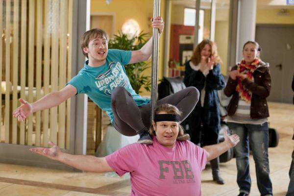 Bild 1 von 23: Da Bea die Vorführung von Karstens Poledance sehr gelungen fand und Männer die sich was trauen sexy findet, legen sich Nils (Oliver Fleischer, unten) und Hannes (Tino Mewes, oben) voll ins Zeug um bei ihr zu punkten ...